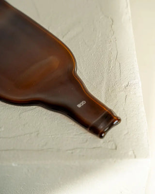 Découvez la planche en verre thermoformé ambré QDB Éditions chez CQFD Avignon. Upcycling 100 % Made in France, idéale pour vos apéros et déco.