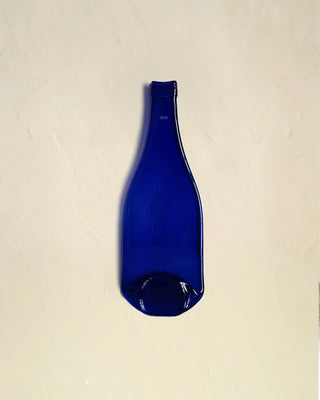 Découvrez la planche apéritive bleue de QDB Éditions chez CQFD Avignon. Un support en verre recyclé issu d'une bouteille thermoformée fabriquée au Touquet.