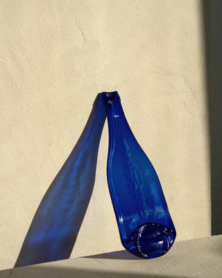 Découvrez la planche apéritive bleue de QDB Éditions chez CQFD Avignon. Un support en verre recyclé issu d'une bouteille thermoformée fabriquée au Touquet.