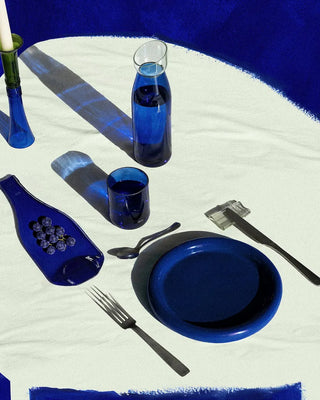 Découvrez la planche apéritive bleue de QDB Éditions chez CQFD Avignon. Un support en verre recyclé issu d'une bouteille thermoformée fabriquée au Touquet.