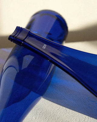 Découvrez la planche apéritive bleue de QDB Éditions chez CQFD Avignon. Un support en verre recyclé issu d'une bouteille thermoformée fabriquée au Touquet.