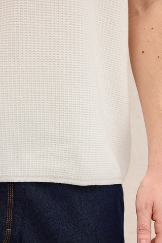 Découvrez le polo en maille guillochée Le Minor. Un coloris écru lumineux, un col ouvert minimaliste et une douceur absolue. Fabriqué en France. Disponible chez CQFD.