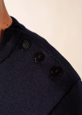 Découvrez le pull Cancale de SAINT JAMES chez CQFD Avignon. Un pull marin traditionnel en version coupe confort. 100% laine vierge, fabriqué en Normandie, France.