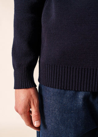 Découvrez le pull Cancale de SAINT JAMES chez CQFD Avignon. Un pull marin traditionnel en version coupe confort. 100% laine vierge, fabriqué en Normandie, France.