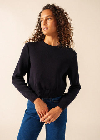 Découvrez le pull Cancale Crop de SAINT JAMES chez CQFD Avignon. Une version courte et moderne du pull marin traditionnel, 100% laine et fabriqué en France.