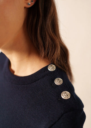 Découvrez le pull Marée de SAINT JAMES chez CQFD Avignon. Un pull marin pour femme en laine vierge, coupe ajustée et fabriqué en France. L'élégance normande.