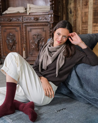 Craquez pour le pull femme Chloé moka en mérinos & cachemire Cézembre chez CQFD Avignon. Maille fine tricotée à Saint-Malo. Doux, léger & 100% Made in France !