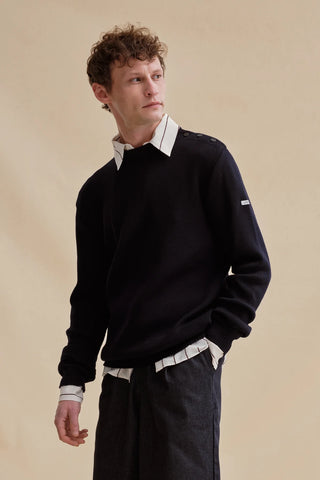 Découvrez le pull marin Le Minor en 100% laine mérinos bleu marine. Un chandail iconique fabriqué en Bretagne, alliant douceur extrême et élégance navale. Qualité EPV chez CQFD.