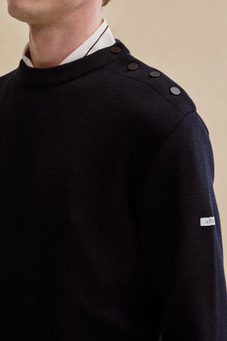 Découvrez le pull marin Le Minor en 100% laine mérinos bleu marine. Un chandail iconique fabriqué en Bretagne, alliant douceur extrême et élégance navale. Qualité EPV chez CQFD.