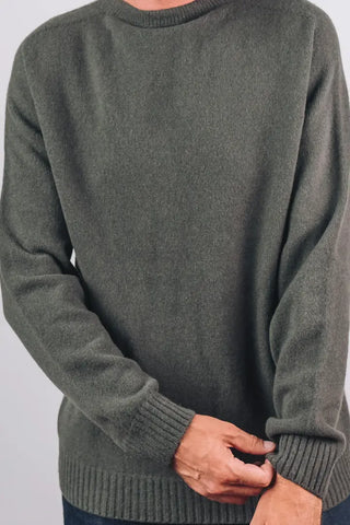 Craquez pour le pull mixte Gaspard kaki en laine & cachemire Cézembre chez CQFD Avignon. Tricoté à Saint-Malo (3D-TEX). Doux, chaud & 100% Made in France !