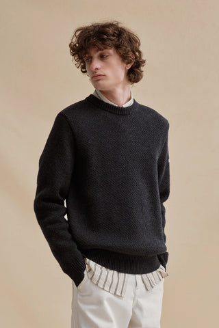 Découvrez le pull norvégien Le Minor anthracite. Maille épaisse à chevrons, 100% laine mérinos ultra-douce. Fabriqué en Bretagne. Un style authentique chez CQFD Avignon.