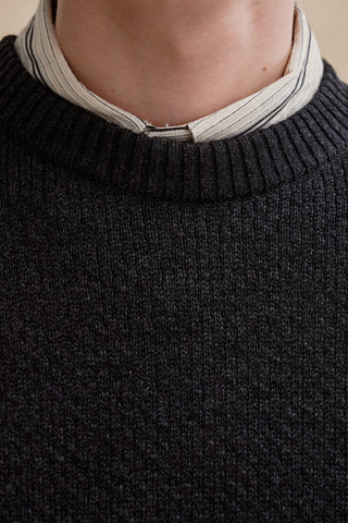 Découvrez le pull norvégien Le Minor anthracite. Maille épaisse à chevrons, 100% laine mérinos ultra-douce. Fabriqué en Bretagne. Un style authentique chez CQFD Avignon.