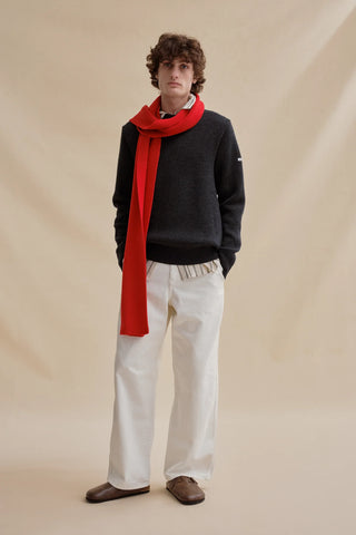 Découvrez le pull norvégien Le Minor anthracite. Maille épaisse à chevrons, 100% laine mérinos ultra-douce. Fabriqué en Bretagne. Un style authentique chez CQFD Avignon.