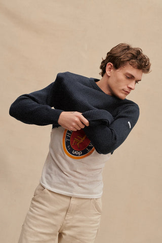 Découvrez le pull norvégien Le Minor anthracite. Maille épaisse à chevrons, 100% laine mérinos ultra-douce. Fabriqué en Bretagne. Un style authentique chez CQFD Avignon.