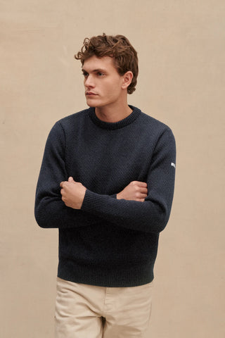 Découvrez le pull norvégien Le Minor anthracite. Maille épaisse à chevrons, 100% laine mérinos ultra-douce. Fabriqué en Bretagne. Un style authentique chez CQFD Avignon.