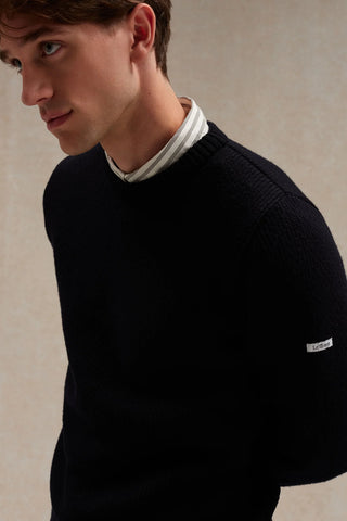 Découvrez le pull norvégien Le Minor en laine mérinos marine. Maille épaisse à chevrons, coupe moderne et fabrication bretonne. Un classique de douceur chez CQFD Avignon.