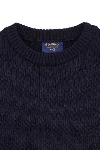 Découvrez le pull norvégien Le Minor en laine mérinos marine. Maille épaisse à chevrons, coupe moderne et fabrication bretonne. Un classique de douceur chez CQFD Avignon.