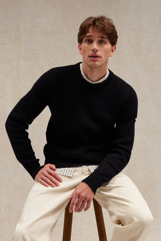 Découvrez le pull norvégien Le Minor en laine mérinos marine. Maille épaisse à chevrons, coupe moderne et fabrication bretonne. Un classique de douceur chez CQFD Avignon.