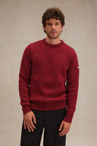 Découvrez le pull norvégien Le Minor bordeaux. Maille épaisse à chevrons, 100% laine mérinos ultra-douce. Fabriqué en Bretagne. Un style authentique chez CQFD Avignon.