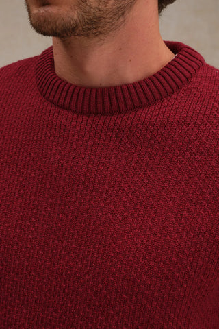 Découvrez le pull norvégien Le Minor bordeaux. Maille épaisse à chevrons, 100% laine mérinos ultra-douce. Fabriqué en Bretagne. Un style authentique chez CQFD Avignon.