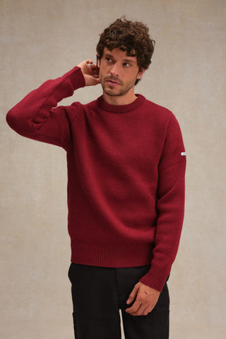 Découvrez le pull norvégien Le Minor bordeaux. Maille épaisse à chevrons, 100% laine mérinos ultra-douce. Fabriqué en Bretagne. Un style authentique chez CQFD Avignon.