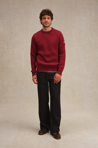 Découvrez le pull norvégien Le Minor bordeaux. Maille épaisse à chevrons, 100% laine mérinos ultra-douce. Fabriqué en Bretagne. Un style authentique chez CQFD Avignon.