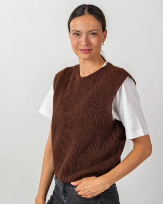 Sublimez vos tenues avec le pull sans manches Romy moka de Cézembre chez CQFD Avignon. Maille alpaga & lurex tricotée à Saint-Malo. Chic & Made in France !