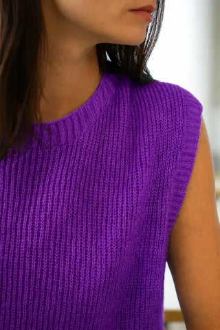 Pimpez vos tenues avec le pull sans manches Romy violet de Cézembre chez CQFD Avignon. Maille alpaga & laine tricotée à Saint-Malo. Style & Made in France !