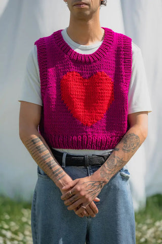 Craquez pour le pull sans manches Cœur Fuchsia ROMANDO. Un modèle en laine mérinos d'exception (EPV), tricoté main en France et ultra-pop chez CQFD Avignon.