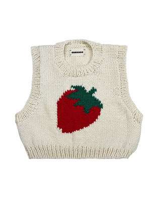 Craquez pour le pull Fraise Écru de ROMANDO. Un modèle en laine mérinos d'exception (EPV), tricoté main en France et ultra-lumineux chez CQFD Avignon.