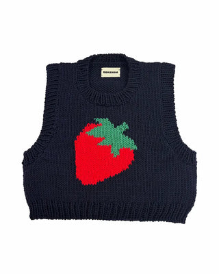 Craquez pour le pull Fraise Marine de ROMANDO. Un modèle en laine mérinos d'exception (EPV), tricoté main en France et ultra-doux chez CQFD Avignon.
