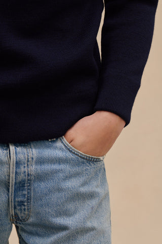 Découvrez le pull sous-marinier Le Minor. Réplique militaire en laine vierge 650g/m², col cheminée et maille irrétrécissable. Fabriqué en Bretagne. 