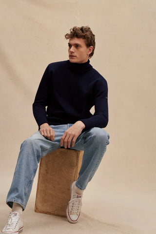 Découvrez le pull sous-marinier Le Minor. Réplique militaire en laine vierge 650g/m², col cheminée et maille irrétrécissable. Fabriqué en Bretagne. 