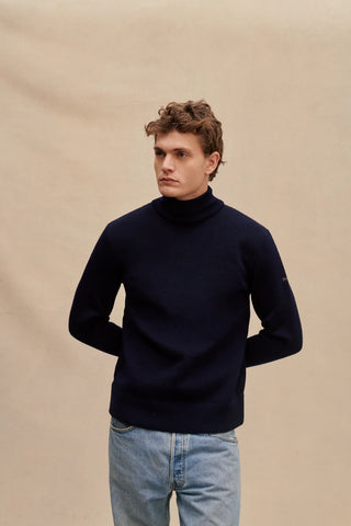 Découvrez le pull sous-marinier Le Minor. Réplique militaire en laine vierge 650g/m², col cheminée et maille irrétrécissable. Fabriqué en Bretagne. 