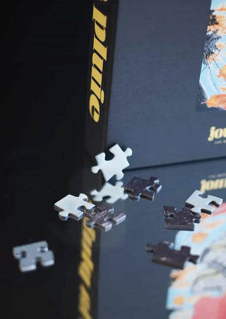 Puzzle 1000 pièces Après La Pluie par Jour Férié. Un défi urbain poétique aux reflets changeants, éco-conçu et fabriqué en France. À shopper chez CQFD Avignon !
