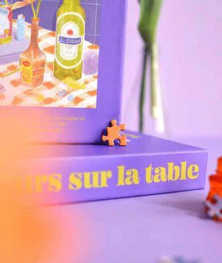 Puzzle 500 pièces Des Fleurs Sur La Table par Jour Férié. Une illustration florale poétique et éco-conçue, fabriquée en France. À shopper chez CQFD Avignon !