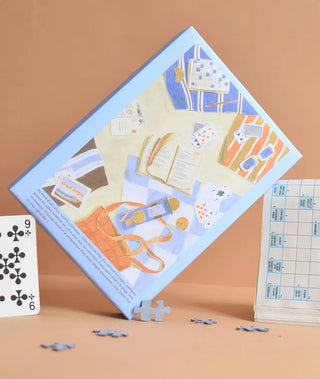Puzzle 500 pièces Du Sable Entre Les Pages par Jour Férié. Une illustration estivale et iodée, éco-conçue et fabriquée en France. À shopper chez CQFD Avignon !