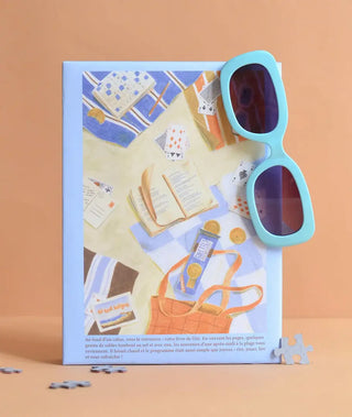 Puzzle 500 pièces Du Sable Entre Les Pages par Jour Férié. Une illustration estivale et iodée, éco-conçue et fabriquée en France. À shopper chez CQFD Avignon !