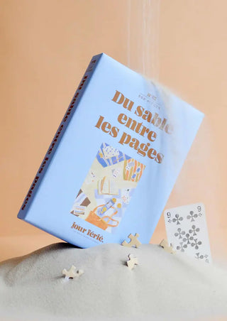Puzzle 500 pièces Du Sable Entre Les Pages par Jour Férié. Une illustration estivale et iodée, éco-conçue et fabriquée en France. À shopper chez CQFD Avignon !