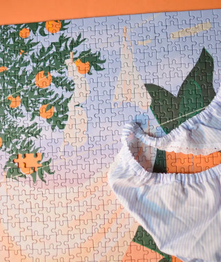 Puzzle 500 pièces La Petite Danse Du Linge par Jour Férié. Un défi technique de haut vol, poétique et fabriqué en France. À shopper chez CQFD Avignon !