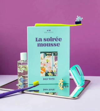 Puzzle 500 pièces La Petite Soirée Mousse par Jour Férié. Une illustration cocooning éco-conçue et fabriquée en France. Idéal à encadrer dans la salle de bain !
