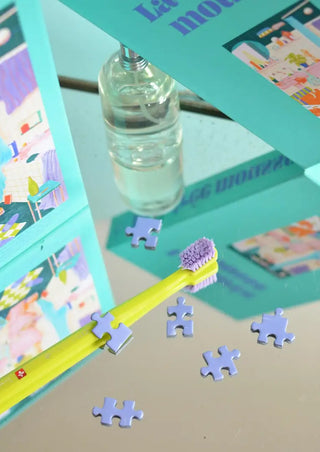 Puzzle 500 pièces La Petite Soirée Mousse par Jour Férié. Une illustration cocooning éco-conçue et fabriquée en France. Idéal à encadrer dans la salle de bain !