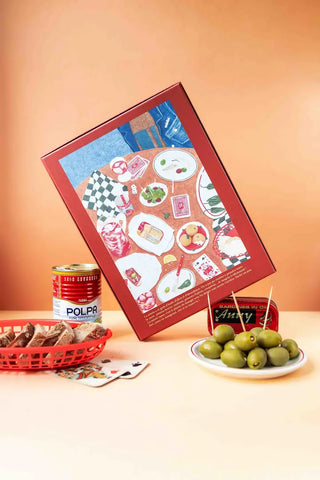 Puzzle 1000 pièces Les Tapas par Jour Férié. Une illustration conviviale et gourmande, éco-conçue et fabriquée en France. À shopper chez CQFD Avignon !