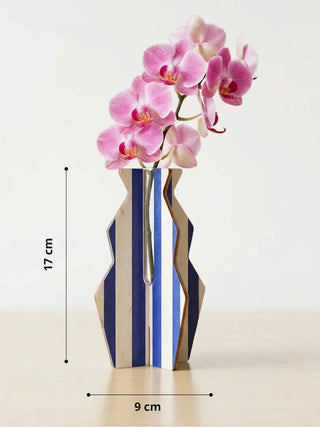 Craquez pour le vase en bois de la collection Graphik de Reine Mère. Un soliflore géométrique, ludique et fabriqué en France dans le Jura à retrouver chez CQFD Avignon.
