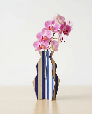 Craquez pour le vase en bois Azur de Reine Mère. Un soliflore géométrique, ludique et fabriqué en France dans le Jura à retrouver chez CQFD Avignon.