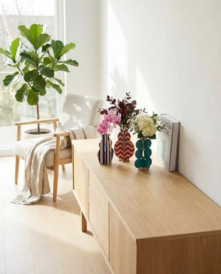 Craquez pour le vase en bois de la collection Graphik de Reine Mère. Un soliflore géométrique, ludique et fabriqué en France dans le Jura à retrouver chez CQFD Avignon.