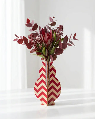 Adoptez le vase en bois Chevron de Reine Mère. Un soliflore graphique, éco-conçu et fabriqué localement dans le Jura. À découvrir chez CQFD Avignon.