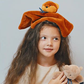 Découvrez le doudou plat renard Maïloudou (27cm). Peluche artisanale faite main en Bretagne. Texture ultra-douce, éthique et certifiée CE dès la naissance.