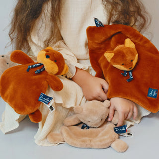 Découvrez le doudou plat renard Maïloudou (27cm). Peluche artisanale faite main en Bretagne. Texture ultra-douce, éthique et certifiée CE dès la naissance.