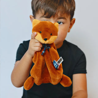 Découvrez le doudou plat Renard Roux Dorlotin. Fabriqué à la main en Bretagne en matière Maïloudou ultra-douce. Cadeau de naissance éthique et hypoallergénique.